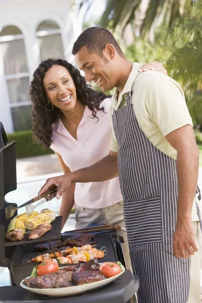 Paar Koken Een Barbecue — Stockfoto