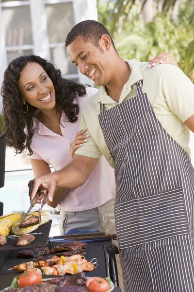 Couple Cuisiner Sur Barbecue — Photo
