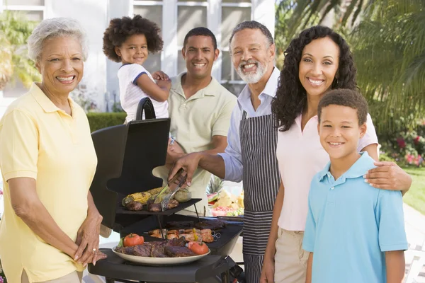 Familie genieten van een barbecue — Stockfoto