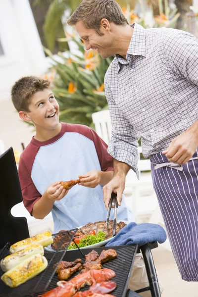 Vader Zoon Barbequing — Stockfoto