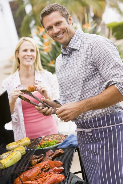 Par matlagning på en barbeque — Stockfoto