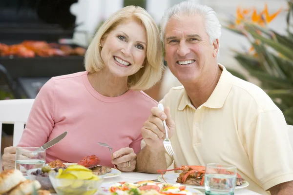 Couple Enjoying Barbequed Meal Garden — Stock Photo, Image
