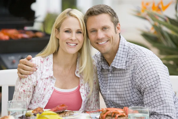 Paar genießt ein gegrilltes Essen im Garten — Stockfoto