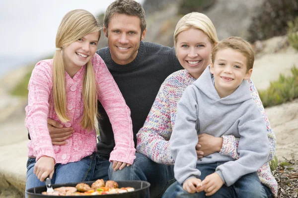 Familia Disfrutando Una Barbacoa —  Fotos de Stock