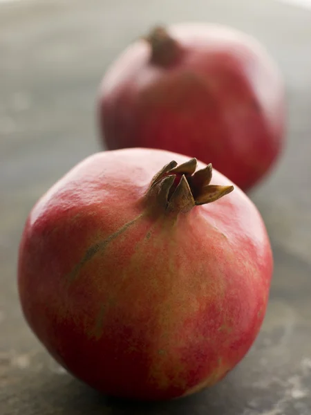 Zwei Ganze Granatäpfel — Stockfoto