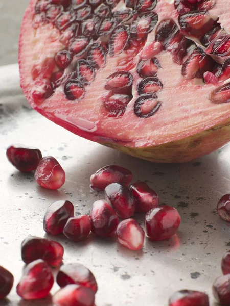 Halverade granatäpple med frön — Stockfoto