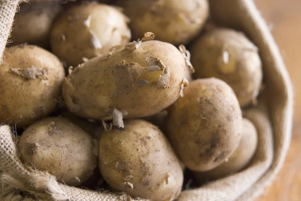 Påse med jersey royal potatis — Stockfoto