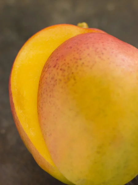Половинка манго — стоковое фото