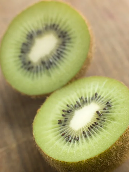 Halverade kiwifrukt — Stockfoto