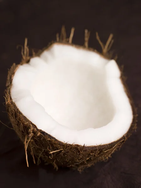 Halbierte frische Kokosnuss — Stockfoto