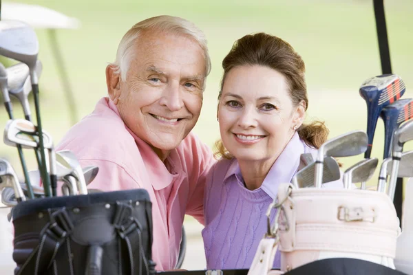 Par njuter av en omgång golf — Stockfoto