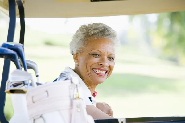 女人坐在高尔夫球车的肖像 — 图库照片