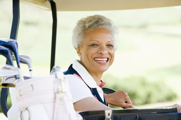 Retrato de la mujer sentada en un carrito de golf — Foto de Stock