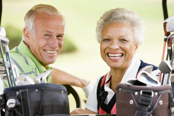 Par njuter av en omgång golf — Stockfoto