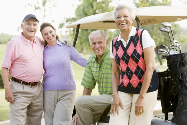 Retrato de cuatro amigos disfrutando de un juego de golf —  Fotos de Stock
