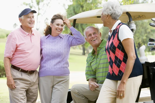 Retrato Cuatro Amigos Disfrutando Juego Golf —  Fotos de Stock