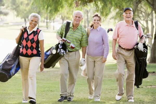 Retrato Cuatro Amigos Disfrutando Juego Golf — Foto de Stock