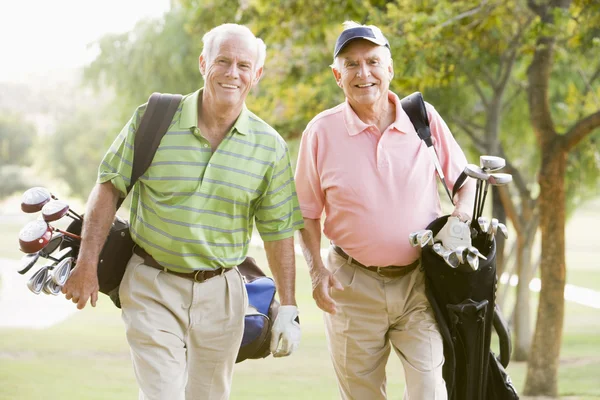Amigos masculinos disfrutando de un juego de golf —  Fotos de Stock