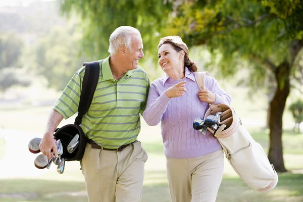 Пара, наслаждающаяся игрой в гольф — стоковое фото
