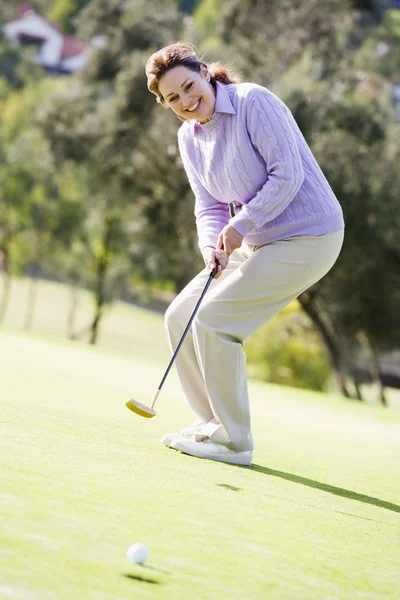 Mulher jogando um jogo de golfe — Fotografia de Stock