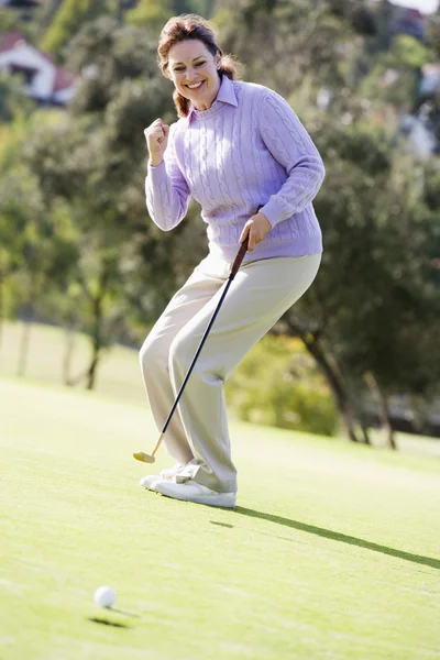 Frau Spielt Golf — Stockfoto