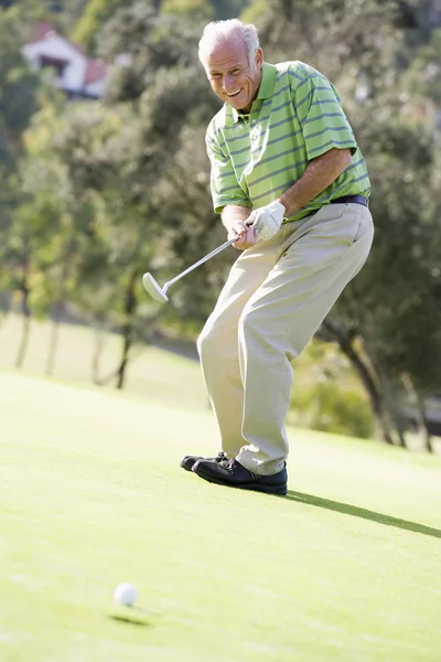 Adam golf bir oyun oynuyor — Stok fotoğraf