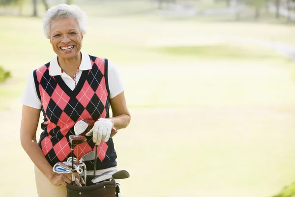 Portræt af en kvindelig golfspiller - Stock-foto