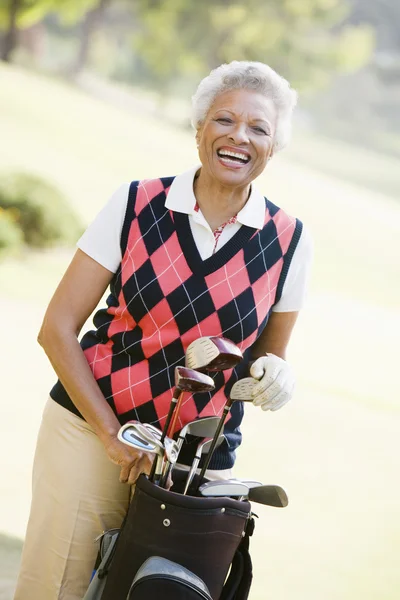 Retrato de una golfista femenina — Foto de Stock