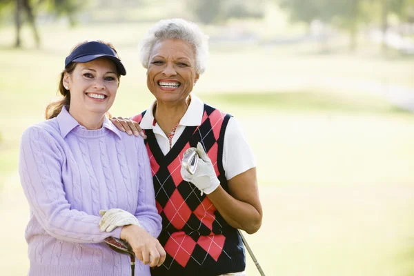 Amigos do sexo feminino desfrutando de um jogo de golfe — Fotografia de Stock