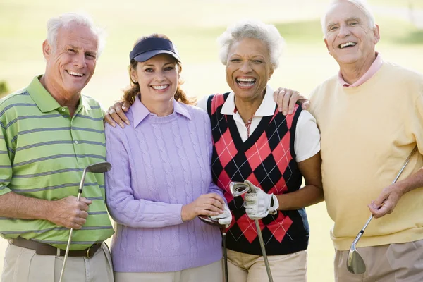 享受游戏高尔夫球场的四个朋友的肖像 — 图库照片