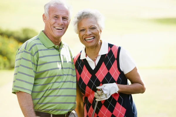 Casal desfrutando de um jogo de golfe — Fotografia de Stock