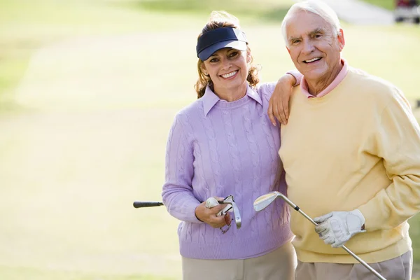 Пара, наслаждающаяся игрой в гольф — стоковое фото