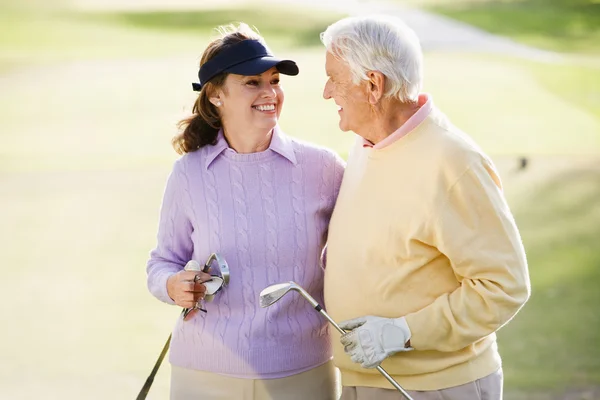 ゴルフのゲームを楽しむカップル — ストック写真