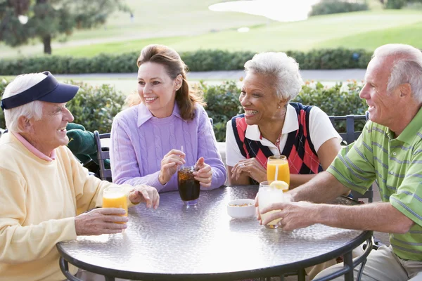 Freunde genießen ein Getränk am Golfplatz — Stockfoto