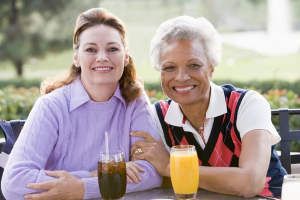 Duas Amigos Sexo Feminino Desfrutando Uma Bebida Por Campo Golfe — Fotografia de Stock