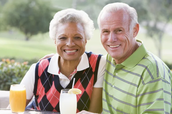 Par njuter av en dryck av en golfbana — Stockfoto