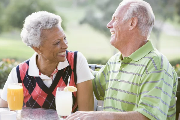 Couple Enjoying Beverage Golf Course — Stock Photo, Image