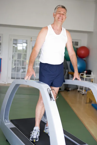 Mannen springer på löpband på gymmet — Stockfoto