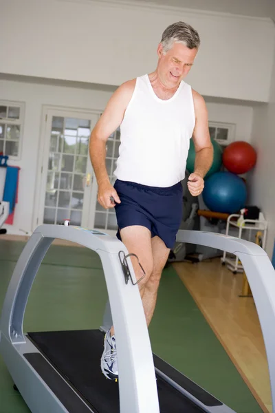 Mann Läuft Auf Laufband Fitnessstudio — Stockfoto