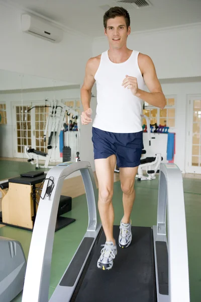A férfi futópadon fut az edzőteremben. — Stock Fotó