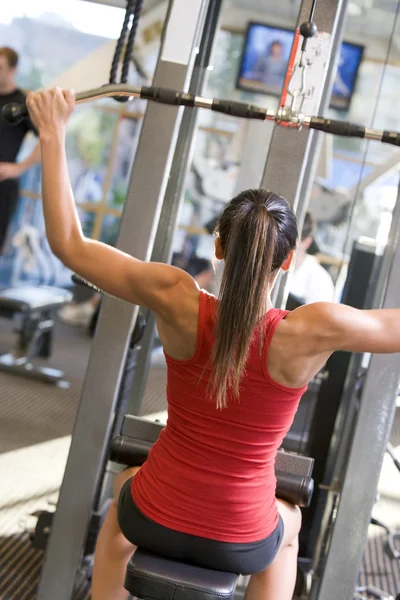 Mujer entrenamiento con pesas en el gimnasio —  Fotos de Stock