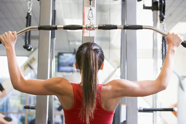 Kvinna Styrketräning Gym — Stockfoto