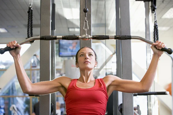 Kvinna Styrketräning Gym — Stockfoto