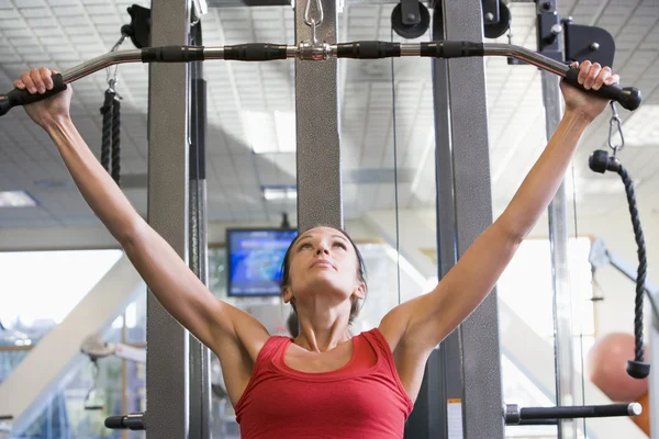 Mujer entrenamiento con pesas en el gimnasio —  Fotos de Stock