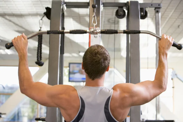 Hombre entrenamiento con pesas en el gimnasio — Foto de Stock