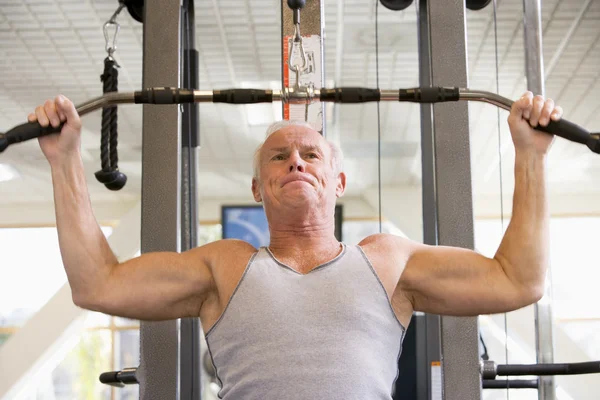 Hombre entrenamiento con pesas en el gimnasio —  Fotos de Stock