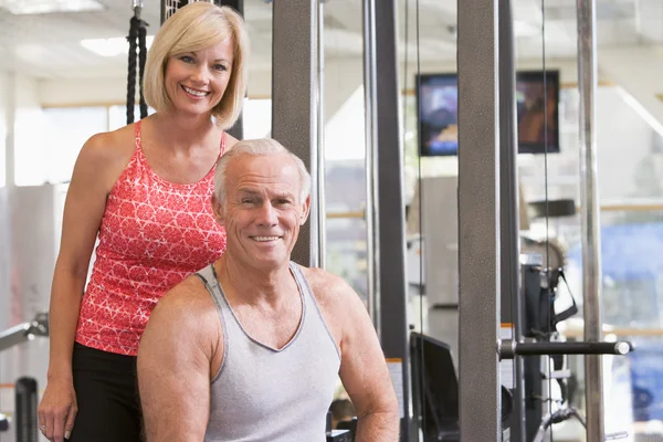 Man och kvinna på gym tillsammans — Stockfoto