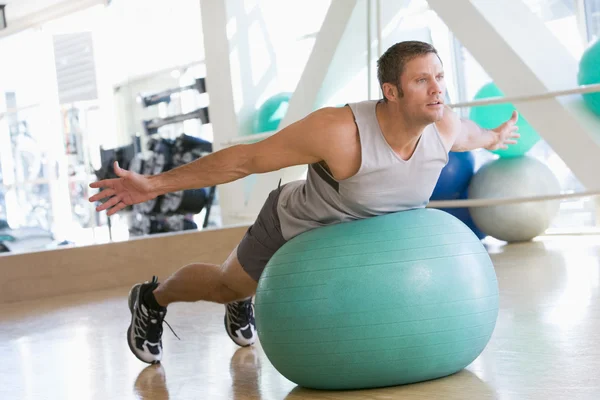 남자 체육관에서 스위스 공을에 균형 — 스톡 사진