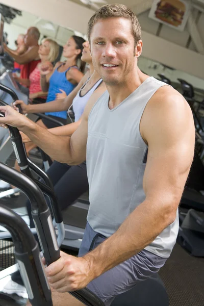 Mann läuft auf Laufband im Fitnessstudio — Stockfoto