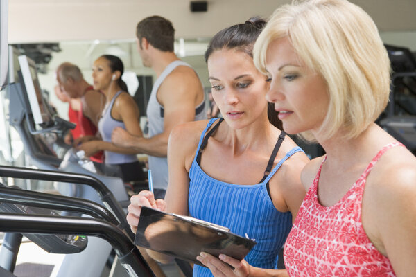 Personal Trainer Istruire Donna Sul Tapis Roulant — Foto Stock